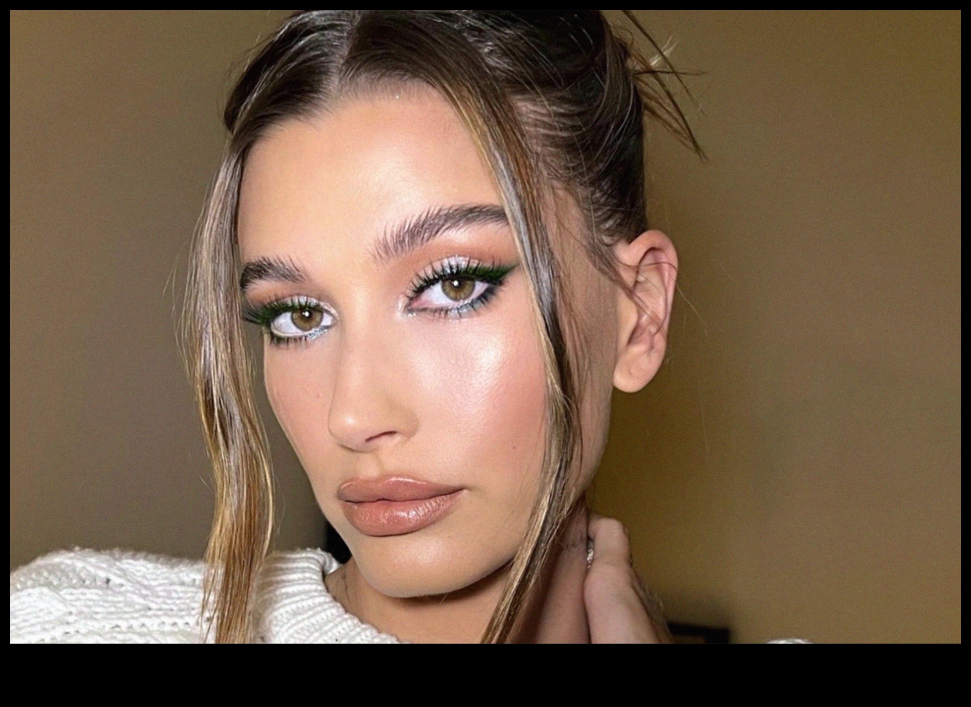 No smalka līdz pārsteidzošam: izpētiet tekstūras vakara grima stilā