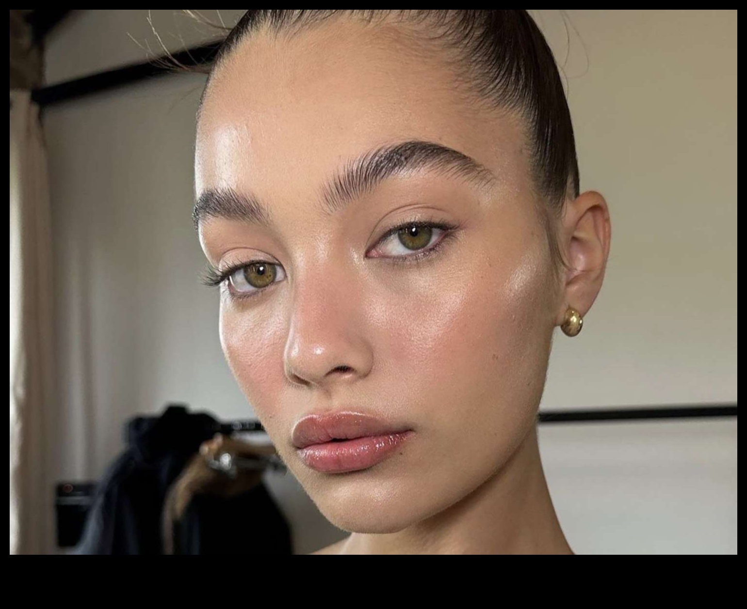 Bez piepūles valdzinājums: no jauna definējiet eleganci ar dabīgām grima metodēm