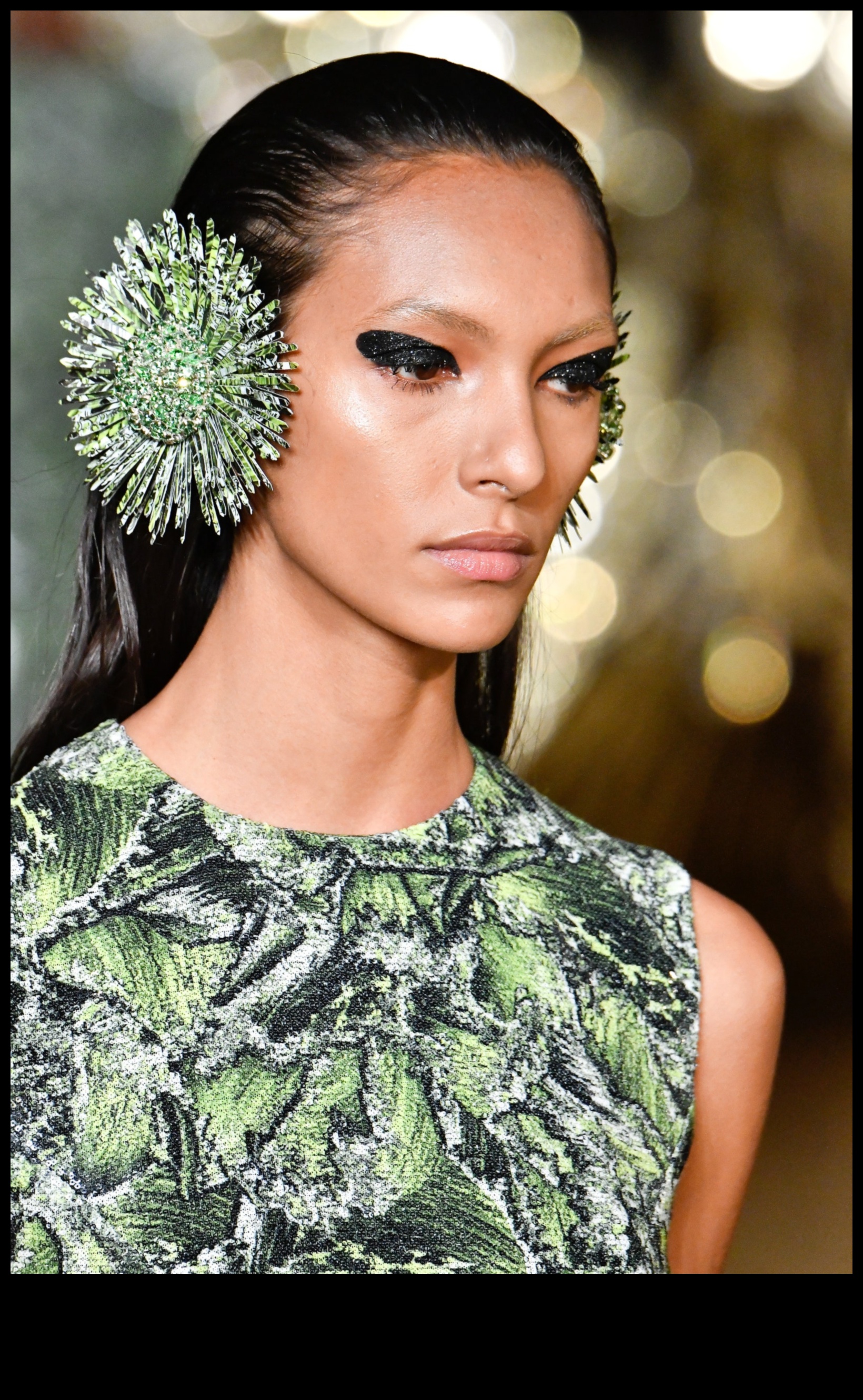 Krāšņs augstas modes grims: orientēšanās avangarda skaistuma tendencēs