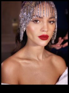 Papildus pamatiem: radoši pavērsieni klasiskās ballīšu grima paņēmienos